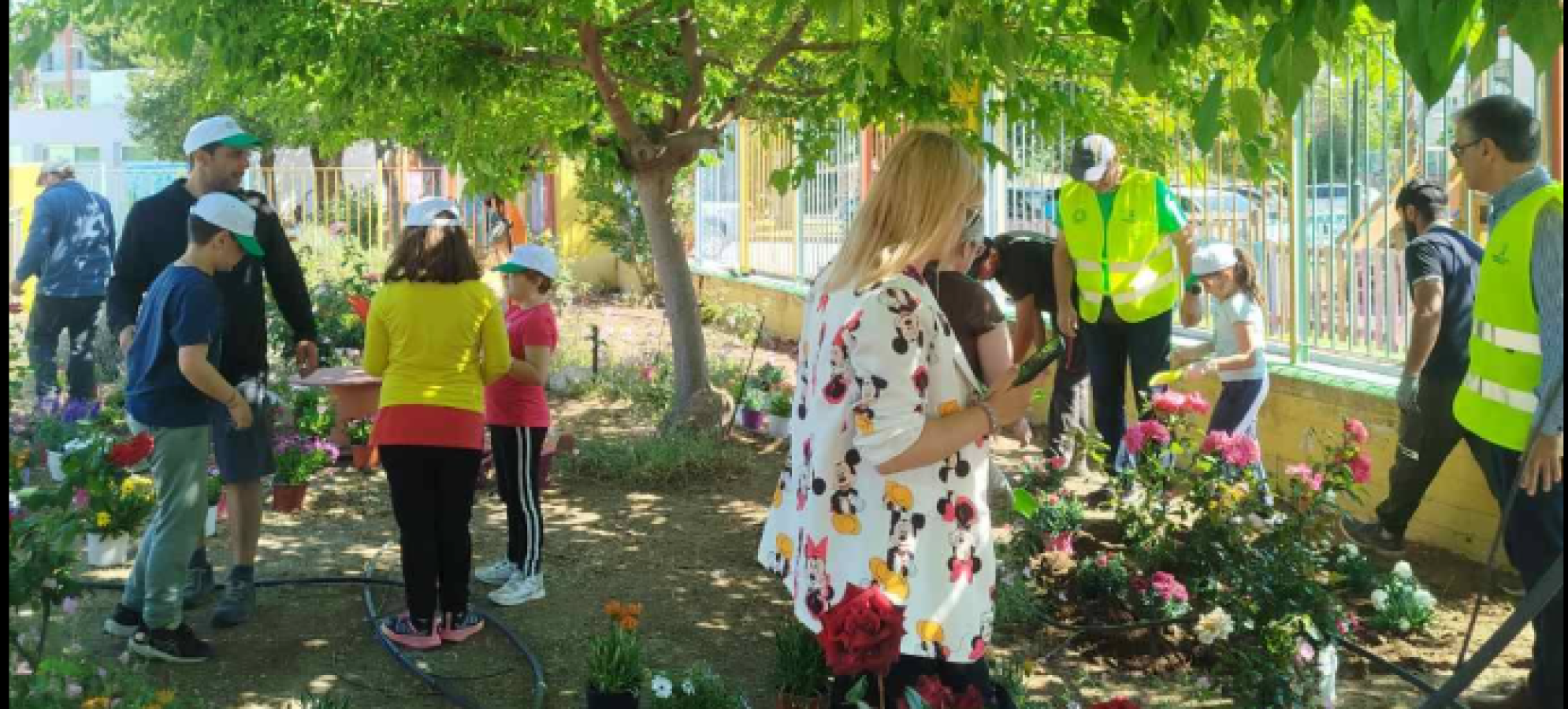 Ειδικό Δημοτικό Σχολείο Κορίνθου: Μια αυλή γεμάτη χρώματα, λουλούδια και παιδικά χαμόγελα
